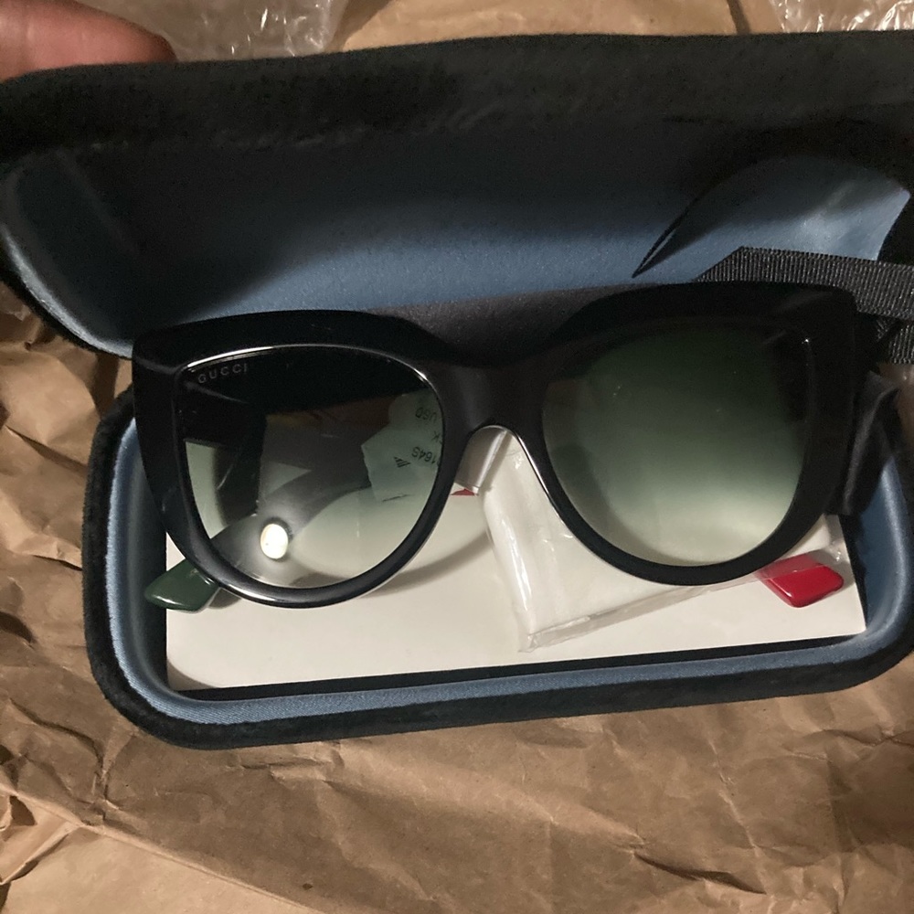 New Women’s gucci sunglasses
